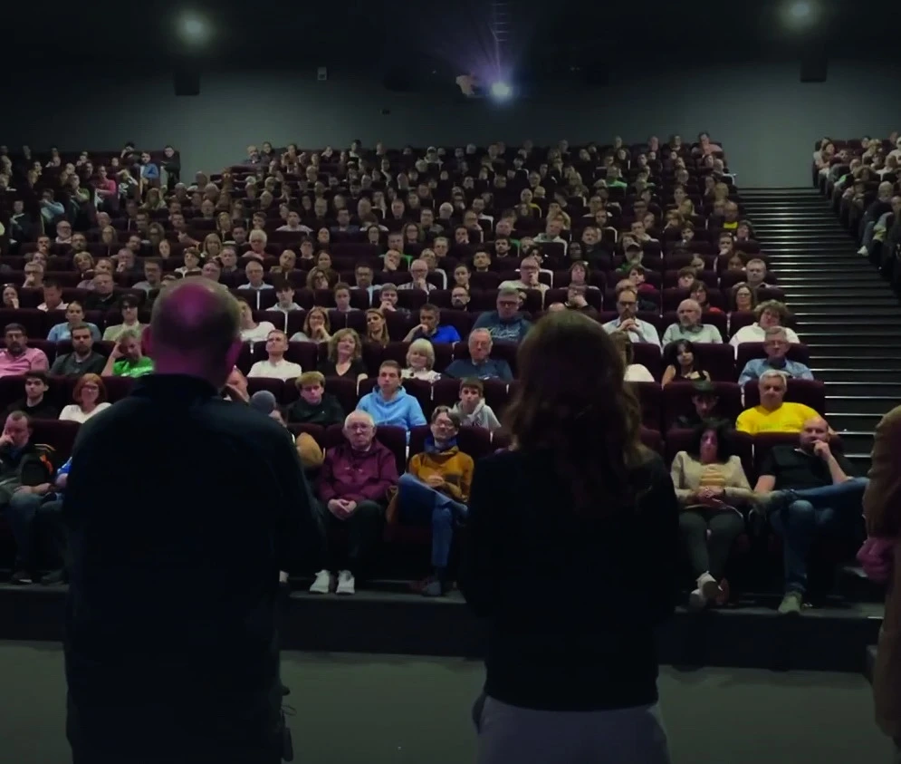 Une salle de cinéma pleine lors d’une rencontre avec le public.